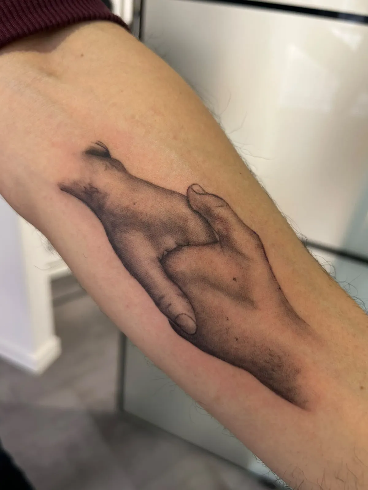 Tetovaža: dve roki, Blackwork, podlaket | CEP INK